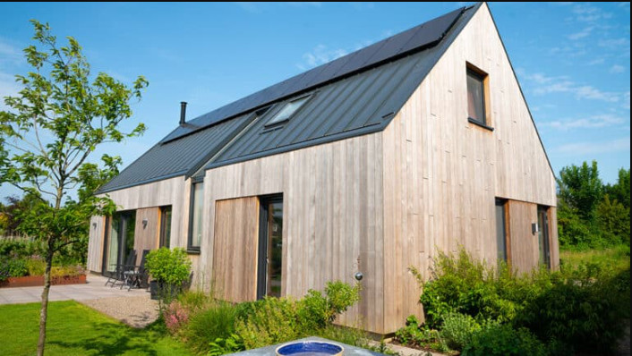 Woonhuis met houten gevel en tuin